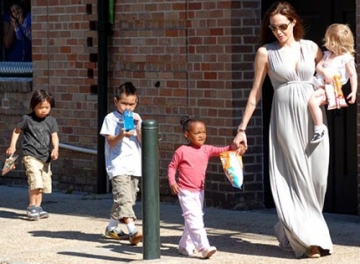 Angelina Jolie a nascut gemeni