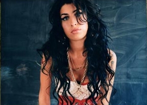Amy Winehouse se da din nou in spectacol