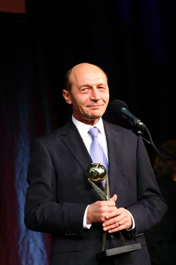 Basescu vrea referendum in ziua prezidentialelor