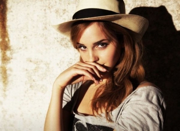 Emma Watson isi compara personajul din Harry Potter cu Lara Croft