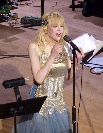 Courtney Love isi doreste un iubit bogat