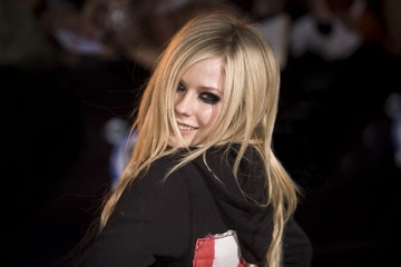 Avril Lavigne, incantata de tatuajele fanilor