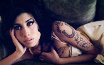 Legisti: Amy Winehouse a murit din cauza alcoolului