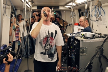 Voltaj a cantat live pentru fanii sai intr-un metrou in miscare 