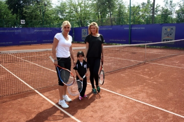 Fetita lui Adrian Cristea ia lectii de tenis de la Ruxandra Dragomir