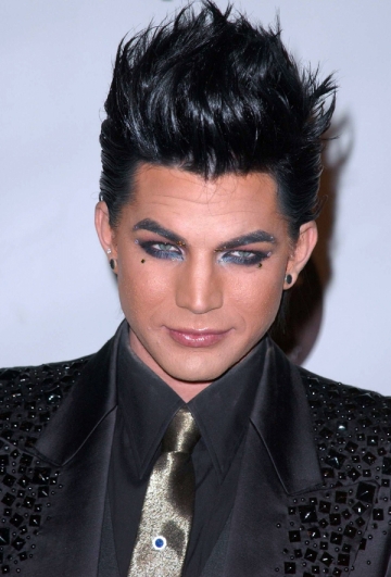 Adam Lambert a batut palma cu trupa Queen