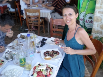 Izabela Panescu s-a rasfatat in Grecia cu delicatese traditionale 